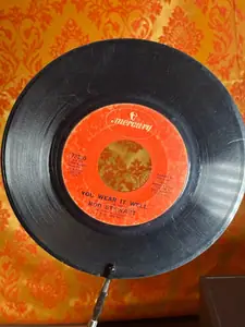Rod Stewart – You Wear It Well / True Blue record sleeve