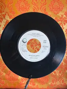 John Lennon, Yoko Ono – Woman / Beautiful Boys record sleeve