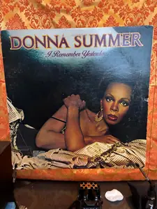 Donna Summer – I Remember Yesterday record sleeve