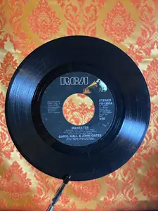 Hall & Oates – Maneater record sleeve