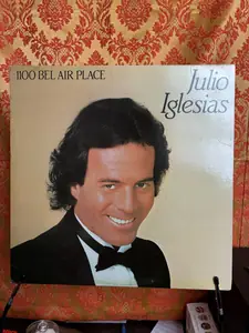 Julio Iglesias – 1100 Bel Air Place record sleeve
