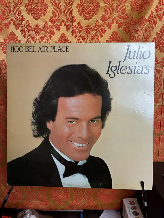 Julio Iglesias – 1100 Bel Air Place record sleeve